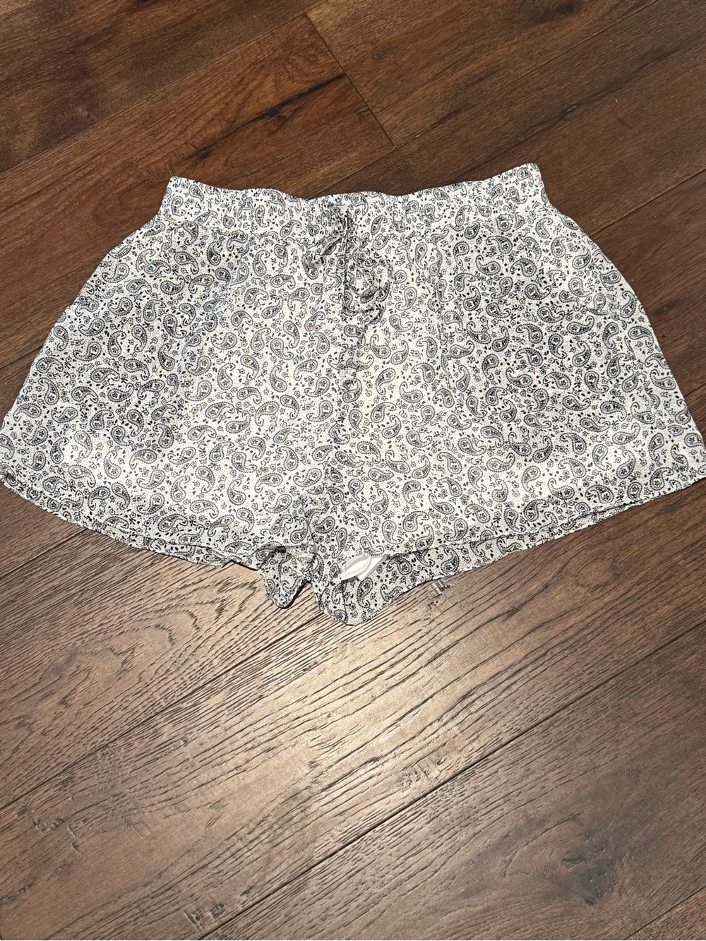 She + Sky White Paisley High-Waist Elastic Shorts - Picture 2 of 4